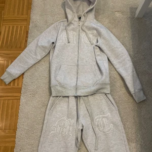 Tuttolente ’MT’ Tracksuit Grey - Säljer nu min snygga och sköna Tuttolente Tracksuit.  Köpt i sommras för £224 (ca 3000kr) den har använt varsamt, inga stora defekter. Den har dock blivit lite luddig på insidan.  Priset kan diskuters vid snabb affär! ❗️ 