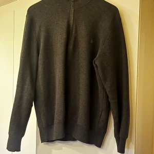 Polo Ralph lauren half zip - Polo Ralph lauren half zip storlek M. Säljer nu denna då den är för liten. Den är i hyfsat skick, har ej kvittot kvar men den är köpt på johnells för nypris 2200kr. Vid fler funderingar så är det bara att kontakta mig via annonsen. 