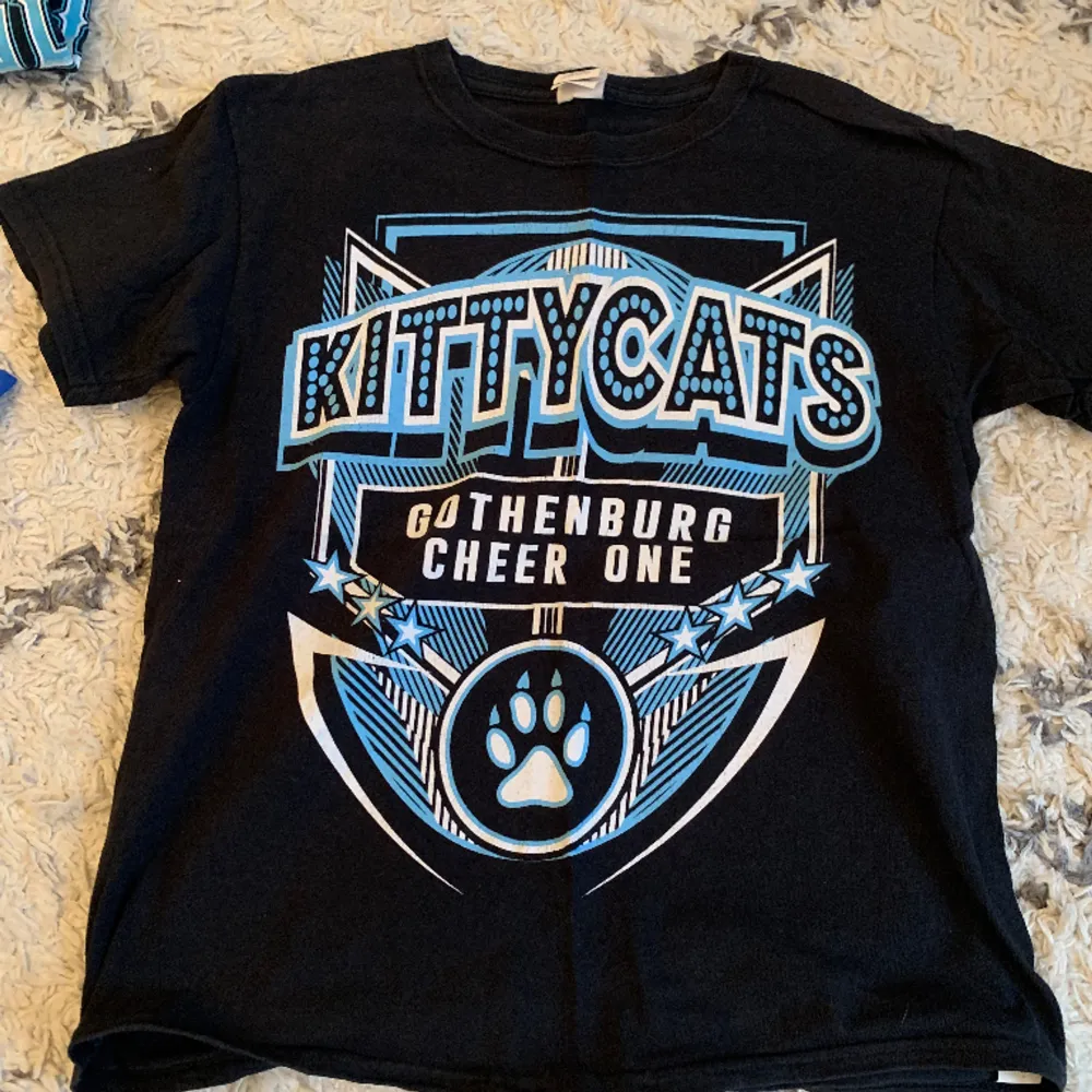 Gothenburg cheer one cheerleading tröja från kittycats 18/19 tror jag. Fint skick. Barn M men passar xs. Säljer mer Cheer tröjor också 😋. T-shirts.