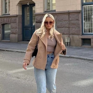 Design by si kappa - Jag säljer min design by si kappa i beige eftersom jag köpt nya skor som inte matchar kappan. Knappt använd och utan defekter mm. Köpt för 757kr och medföljer en extra knapp. Hör av dig vid frågor eller intresse❤️