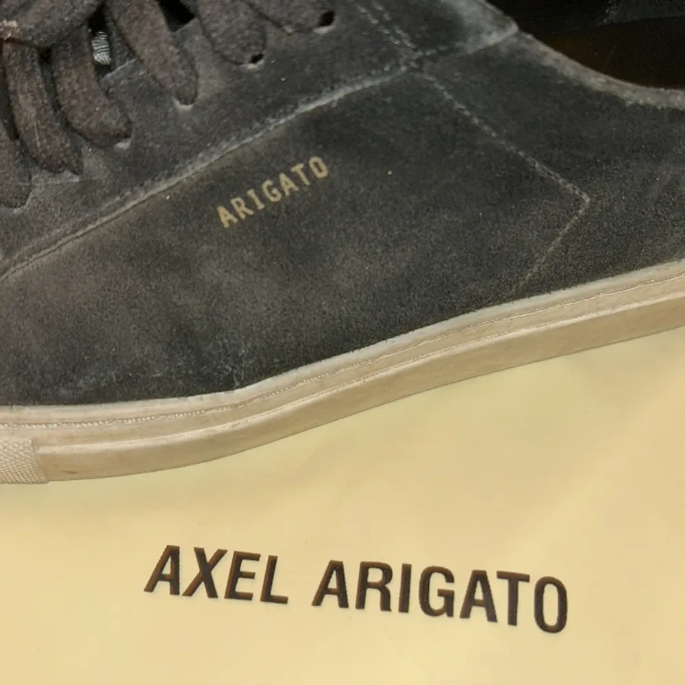 Tjenare! Jag säljer mina skor från märket Axel Arigato. Väldigt trendiga och stilrena, inköpta på NK i sthlm. Har använt de mycket men är fortfarande användbara och säljer därför till ett extremt bra pris.. Skor.