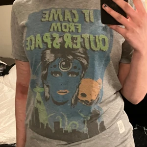Tshirt med David Bowie tryck - jag köpte denna tröja på second hand för lite mer än ett år sedan, fortfarande i bra skick och väldigt bekväm. 