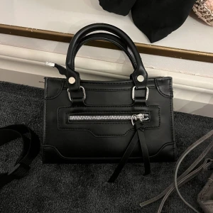 Väska - Tryck på köp nu- Svart väska liknar lite bale ciaga väskan den har inga defekter och passar till allt (axelband följer med)🩷🤍