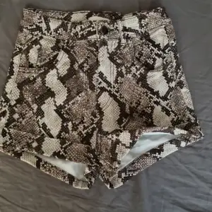 Ett par jätte coola shorts med orm mönster på! Tyvärr för små för mig❤️
