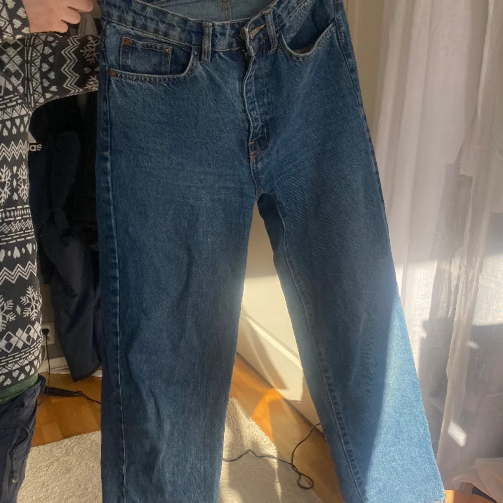 säljer dessa jeans pga att de inte kommer till användning och de passar inte mig mer! De är använda men inte så mycket och är i bra skick! 💕 ordinarie pris: 300kr. Jeans & Byxor.