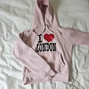 Säljer denna söta hoodie då den inte används. Pris går går att diskutera 💗