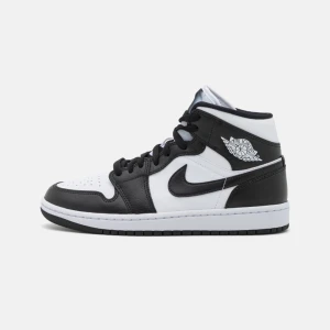 Air Jordan 1 Mid - Skitsnygga Svartvita Jordans!! använda fåtal gånger. 🖤🤍 pris går definitivt att diskuteras vid snabb affär❗️