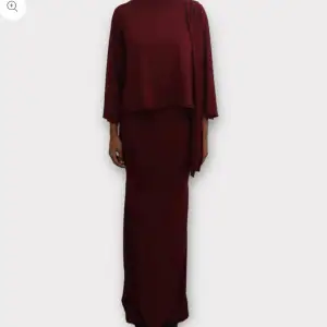 Topp som matchar till kjolen jag säljer i en annan anons. Oanvänd, Orginalpris 700kr säljer för 450kr! Hela setet topp + kjol för 900kr
