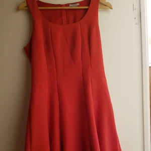 Röda klänning  - Stroleken 38 