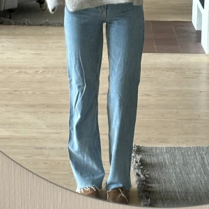 Jeans - Långa högmidjade ljusblå jeans från zara. Använda nån gång, priset kan diskuteras 
