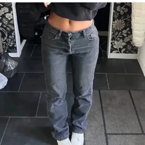 Zara jeans  - Säljer mina jeans från zara då dom inte passar längre, storlek 38 men skulle säga 36/38. Skriv om du har frågor! Pris kan diskuteras💕