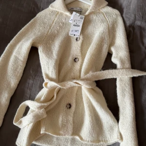 Kofta Zara  - Säljer denna fina kofta från Zara som tyvärr inte kommit till användning. Säljs inte längre. Storlek M men passar även mig som har S. Nypris 399kr, jag säljer för 110kr💖