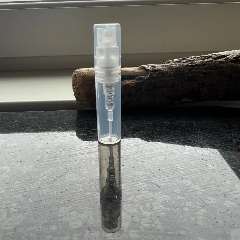 A perfect fresh fragrance for summer, citrus and fresh blast. Affordable 2 ml sample.. Övrigt.