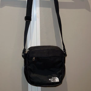 The north face side bag  - The north face side bag I svart  Nästan helt ny använt ett par gånger 