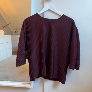 Vinröd blus - Säljer denna så snygga och unika blusen med trekvartsärm som passar perfekt till både vardags och fest💗