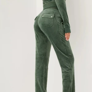 Gröna juicy byxor - Säljer mina juicy byxor nu då de är för korta på mig, de har inga defekter och är som helt nya, alla knappar siter även på! 💕💕