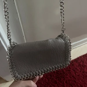 Tiamo Pricilla väska M - Säljer denna fina väska från Tiamo👛🎀🩶