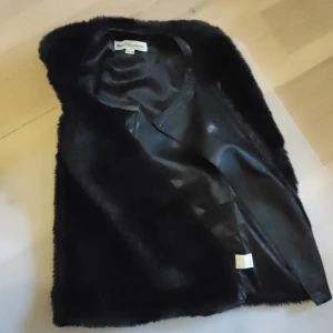Svart pälsväst  - Säljer en svart pälsväst från milk Copenhagen. Knapt använd