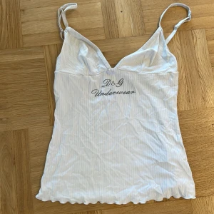 Dolce gabbana nattlinne - Nattlinne från dolce gabbana. Helt okej skick dock slitet på Axelbanden. Står L på lappen men skulle säga mer en S