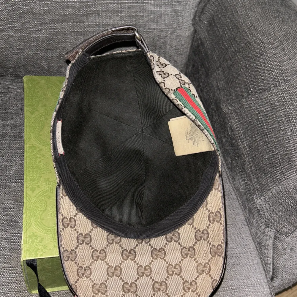 Säljer beige Gucci keps storlek L använd men fortfarande i nyskick kvitto och box medkommer . Accessoarer.