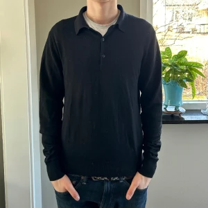 Uniqlo pike - UNIQLO pike | Skick 9/10 | Storlek S, Modelen på bilden är 180 | Nypris 599 | Vårt pris 199 | Hör av er vid minsta lila fundering | Fraktat via postnord eller instabox