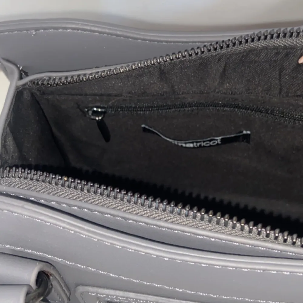 Säljer en balenciaga inspererad handväska med avtagbart band från Bikbok! Köpt i somras men aldrig använd, väskan har två fack, ett mindre fack i insidan och ett yttre på framsidan. . Väskor.