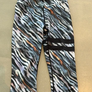 Stringent byxor - Ett par jättefina stronger byxor i storlek XS. Sälj pågrund av att de aldrig kommer till användning. Använt väldigt få gånger så är i väldigt bra skick. Finns även en ficka vid ryggen för värdesaker. 