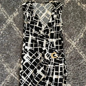 Klänning - Svart vit klänning från Cadie