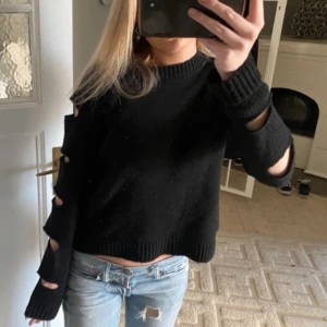 Tröja med cutout  - Så snygg stickad tröja med cutouts🩷