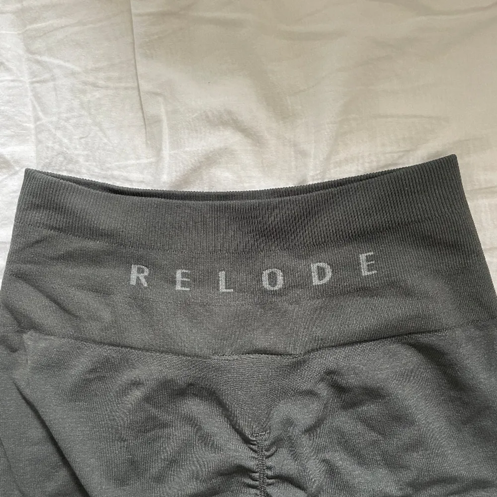 Helt nya relode tights, använda en gång!!  Prime scrunch tights i färgen granit. Jeans & Byxor.