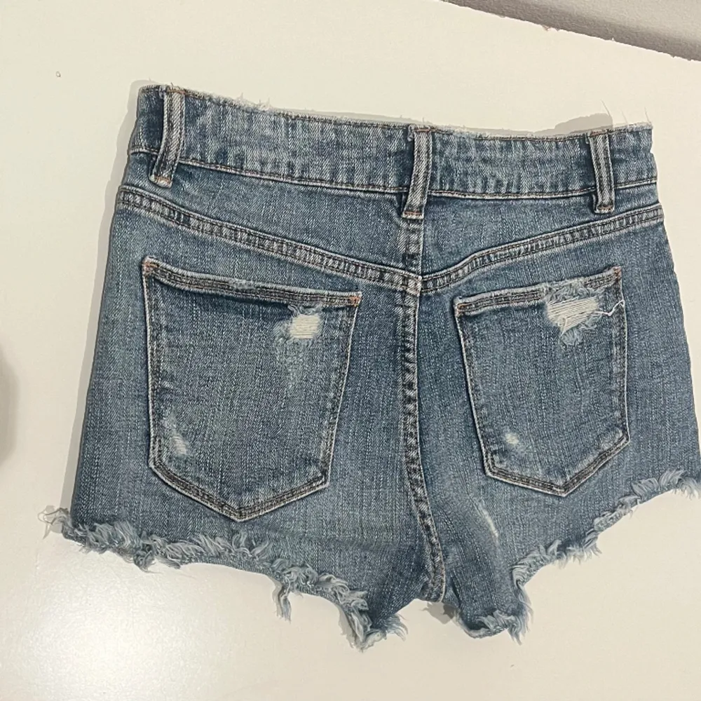 Säljer dessa lågmidjade jeansshorts från zara då dem inte passar mig längre🩷 Shortsen är använda men har inga defekter💕 Storleken är 36 men är lite mindre💕💕 Skriv privat för mer bilder eller om priset🩷🩷. Shorts.