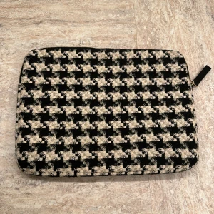 Datorfodral  - datorfodral som är 35x27cm och passar perfekt för min skoldator.💖