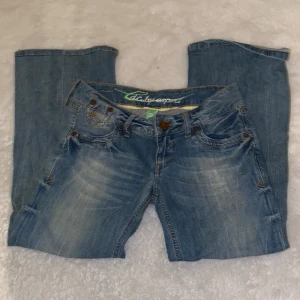 Lowwaist bootcut jeans - Säljer dessa pga att dom är för stora i midjan! Jätte fick skick köpta på Plick!❤️ Vet inte storlek men skulle säga 36.
