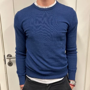 J.lindeberg tröja  - Blå tröja från J.lindberg i storlek S. Nypris ca 1000kr, säljer för endast 199! 