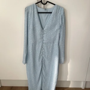 Klänning Nelly - Storlek 36 men passar även 38. Använd en gång. Lik Adoores populära klänning. Pris kan eventuellt diskuteras vid snabb affär. Finns i Uppsala du betalar för frakten. Puss 