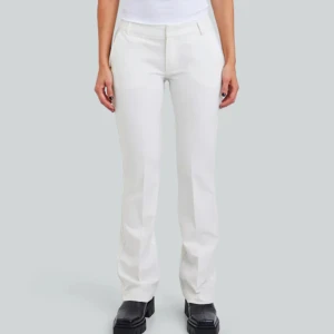 Vita kostymbyxor bikbok - Lågmidjade och med prislapp kvar, de har slits där nere. Säljer då de aldrig kommer till användning. Nypris 500kr så säljer för halva priset❤️ storlek 40 men små i storleken så passar 38