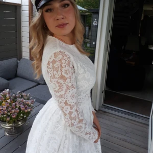 Studentklänning  - Säljer min fina studentklänning som gav mig så mycket glädje❣️ Nu hoppas jag att den kan få användning av någon annan. Använd 1 gång på studenten. Fint skick & väldigt bra kvalitet. Inköpspris 1169kr från ASOS brudklänning kollektion, sälj inte längre