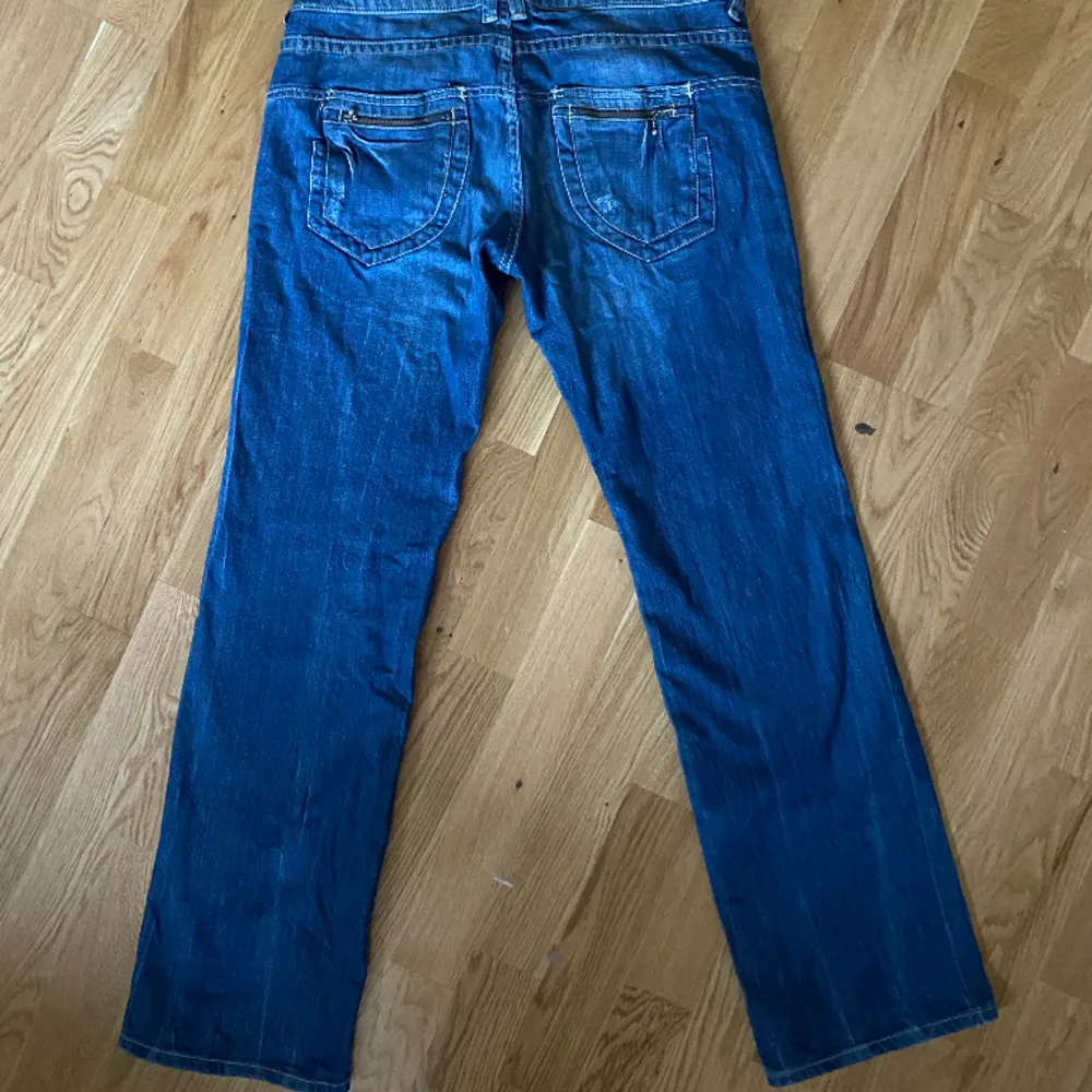 Snygga trendiga jeans Strl S. Mått: Midja-81 cm, Stuss(över rumpan)-108 cm, innerbenslängd-81 cm. Tyget är lite stretchigt. 💞. Jeans & Byxor.
