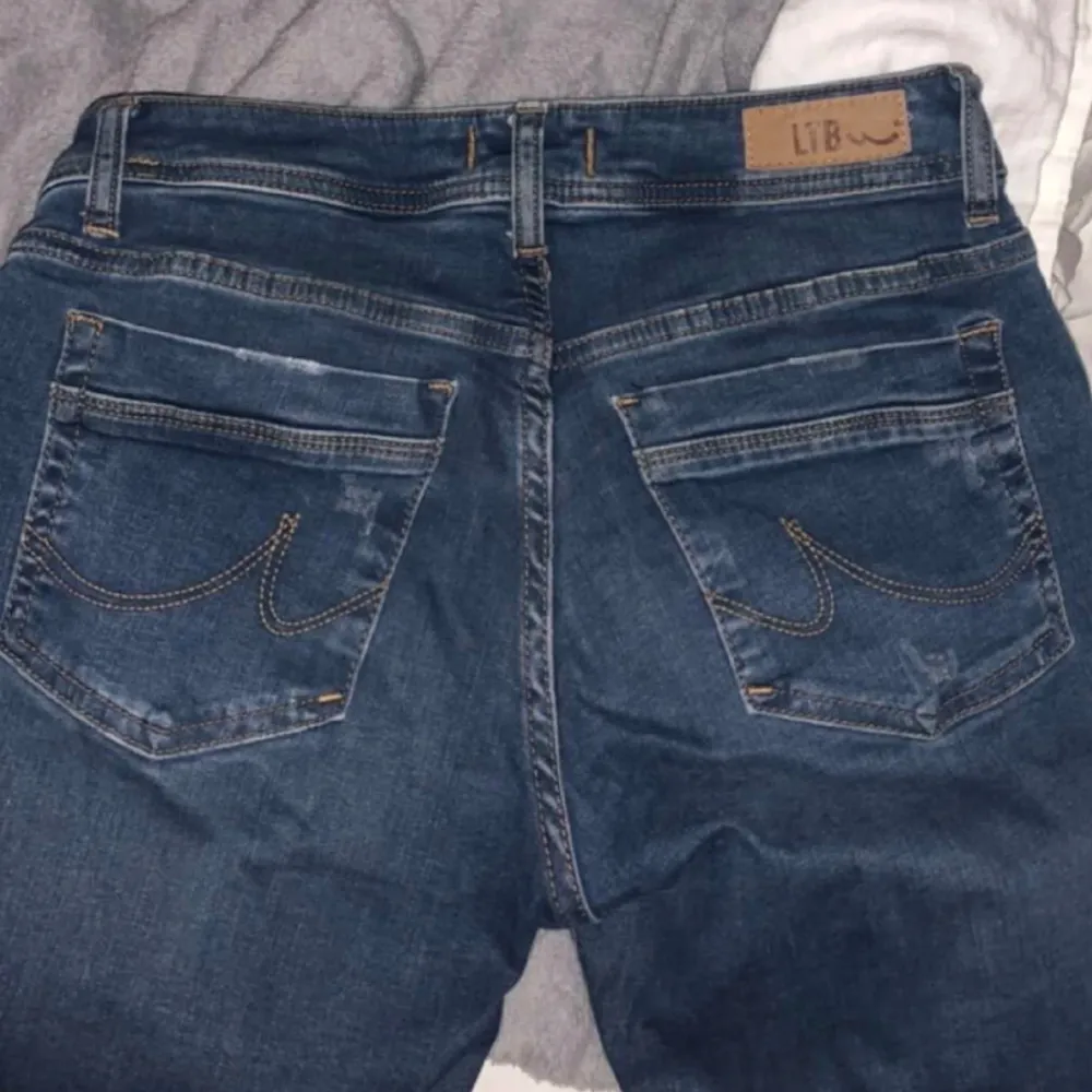 Säljer dessa Ltb jeans som jag köpte här men de va tyvärr för stora 😫 jätte snygga ! Lappen är bortklippt men förra säljaren skrev 27/34  Skriv om du vill ha egna bilder ! Syns inte att dem är använda så skulle säga att de är ny skick ! . Jeans & Byxor.