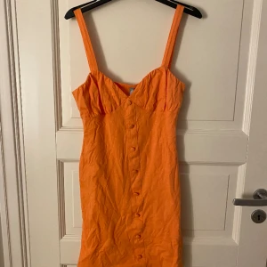 Orange klänning - Prislappen kvar!