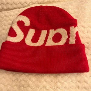Supreme mössa - Jätte bra skick har haft den i typ ett år jätte fin den är varm och skön att ha på sig och väldigt snygg. Den kostar entligen 1700kr. Och den är knappt använd har kanske använt den 10 gånger. Pris KAN DISKUTERAS VID SNABB AFFÄR 