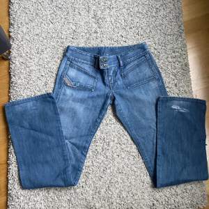 Superfina jeans från diesel, innerbenslängden 37 ca och innerbenslängden 82 cm. Passade inyr på mig så säljer vidare, få slitningar syns på bild. Inte mina bilder!! Lågmidjade och bootcuts 