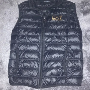 Väst  - En EA7 väst har haft den nåra gånger inga hål jätte fräsch 