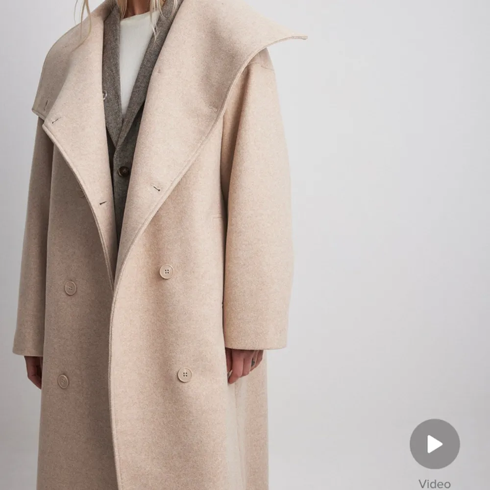 Säljer denna skitsnygga kappa ifrån NA-KD, det är en längre variant på deras korta beige dubbelbröstade kappa! Kappan är i väldigt bra skick❤️köpt för 1100kr. Jackor.