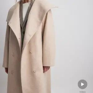 Säljer denna skitsnygga kappa ifrån NA-KD, det är en längre variant på deras korta beige dubbelbröstade kappa! Kappan är i väldigt bra skick❤️köpt för 1100kr