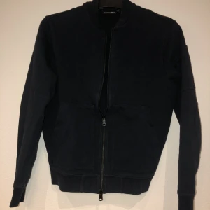 J. Lindeberg Tröja - Mörkblå J. Lindeberg tröja i strl xs. Tröjan är sparsamt använd och i bra condition.