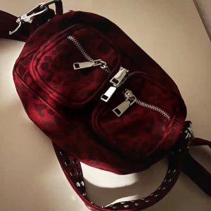 Limited edition Noella väska - En limited edition Noella i röd leopard mönster, superfint skick🥰 Skriv för fler bilder eller frågor och lägg hjärna prisförslag🤗 Originalpåse tillkommer 