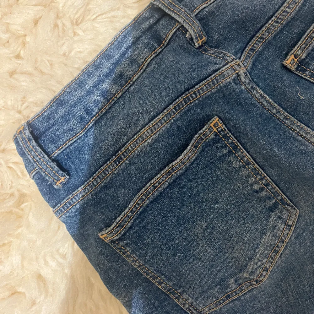 Fina marinblå bootcut jeans från Cubus storlek 164. Jeans & Byxor.