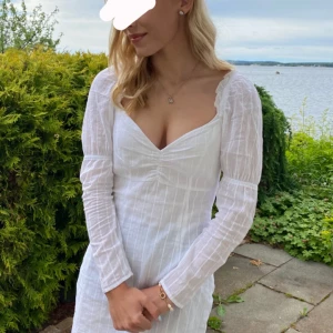 Vit klänning - Så fin miniklänning i storlek 34, perfekt för studenten eller skolavslutning! Använd en gång, inga defekter. 
