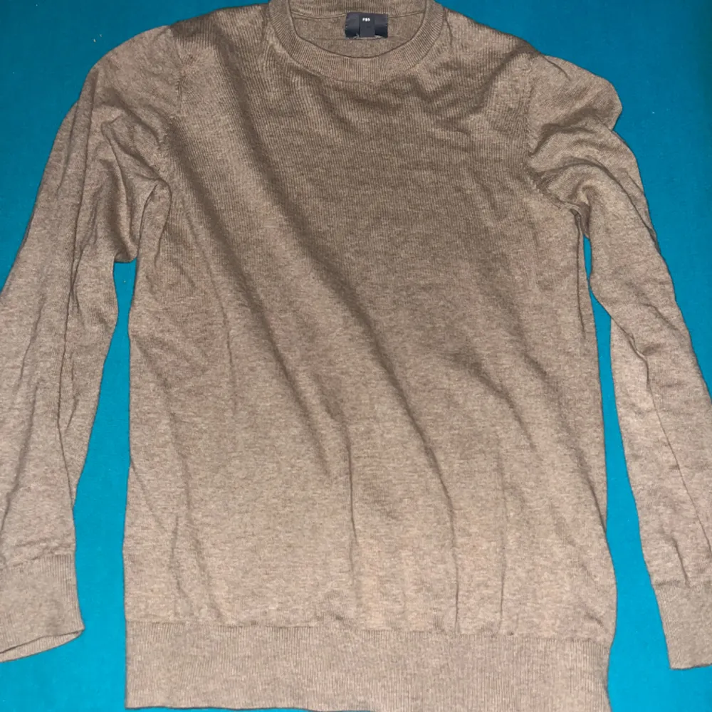 Fet crewneck från H&M, inga defekter. Passa nån runt 175cm, skriv om ni vill ha bild när den sitter på!. Tröjor & Koftor.